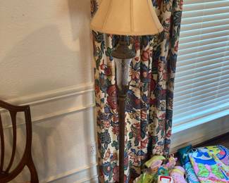 Elegant floor lamp