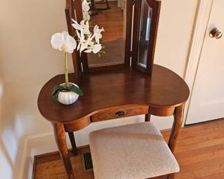 Makeup Table