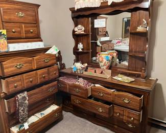 Bedroom suite Early American (full size bed), curtains and home decor, lamp shades