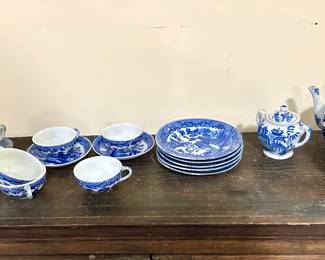 Child’s Blue Willow dishes