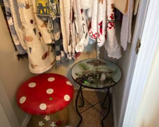 Blankets & Mushroom Side table - Cracker Barrel