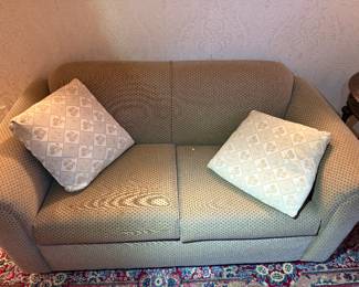 Upholstered Loveseat with Accent Pillows
Comfortable two-seat upholstered loveseat in neutral textured fabric with subtle diamond pattern. Comes with matching decorative pillows—classic and clean look, perfect for living room or reading nook.
⸻