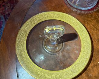 Antique Crystal Serving Lid with Gold Etched Border
Elegant etched crystal lid featuring a finely detailed 22K gold border and faceted handle. Likely part of a fine glass serving dish or punch bowl—excellent vintage condition.