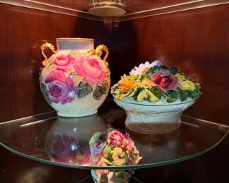 Capodimonte Floral Porcelain Vases & Bowl
Beautiful hand-painted Capodimonte-style porcelain pieces adorned with colorful roses and floral details. Excellent condition—classic Italian artistry.