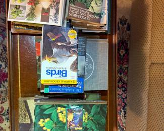 Nature & Gardening Book Collection
Beautiful assortment of nature, gardening, and birding books including National Geographic and Audubon guides—perfect for collectors or nature enthusiasts.
