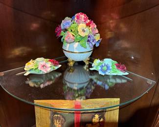 Capodimonte Floral Porcelain Vases & Bowl
Beautiful hand-painted Capodimonte-style porcelain pieces adorned with colorful roses and floral details. Excellent condition—classic Italian artistry.
