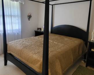 Queen canopy bed