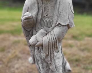 Geisha yard statue