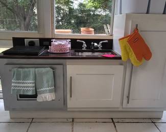 Children's kitchen with accessories, oven and stove light up!