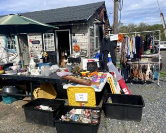 outside the site of the sale last weekend...some lower priced items are out front when New Egypt Flea Market Village is open 8-2 Sun & Weds.