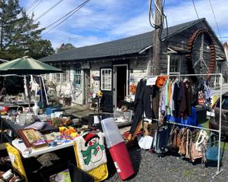 outside the site of the sale last weekend...some lower priced items are out front when New Egypt Flea Market Village is open 8-2 Sun & Weds.