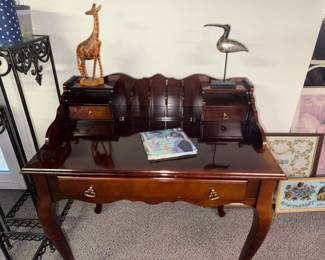 Dainty desk