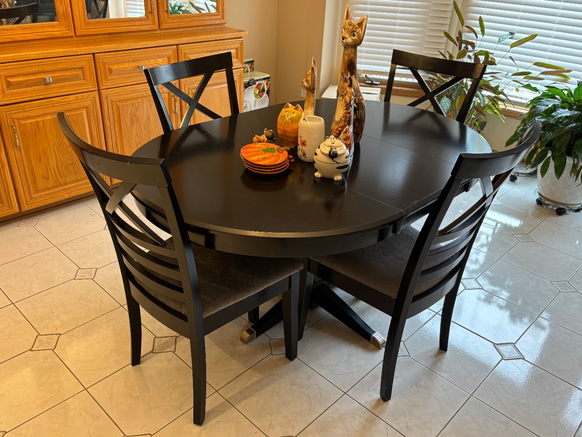 Elegant kitchen table with 4 chairs and leaf