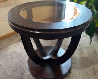 Round accent table 
