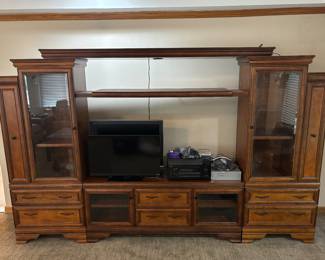 Extendable entertainment center (will fit large smart tvs)