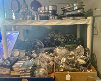 Many kitchenware pieces