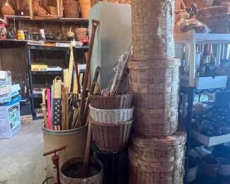 Baskets, vintages flags