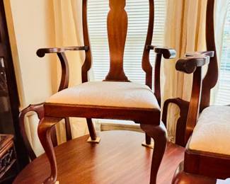 Vintage Henkel Harris Queen Anne style table (2 leaves) and 8 chairs (detail)...