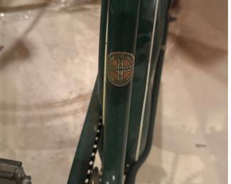 Vintage Schwinn Spitfire Bicycle – Classic Green
Cruise in timeless style with this vintage Schwinn Spitfire, made in Chicago, IL. This beautiful classic features Schwinn’s signature sturdy steel frame in a deep forest-green finish with cream accents and the original decals intact.
Features:
Iconic Schwinn Spitfire badge and headplate
Front wire basket — perfect for errands or display
Step-through frame for easy riding
Original chrome handlebars and fenders
Coaster brake and wide comfort saddle
This bike has been stored indoors and shows normal wear for its age, including some cosmetic scuffs and patina on metal parts, adding to its authentic vintage charm.
Perfect for restoration, display, or leisurely neighborhood rides.