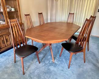 1 MCMWalnutExtendableDiningTablew6PearsallStyleVinylChairs