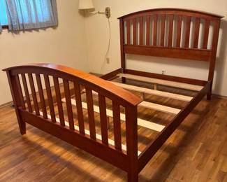 21 SolidWoodBedFrameQueenSizeSlattedDesignCherryFinish