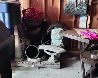 CONCRETE GARDEN ITEMS INCLUDING BIRD BATH