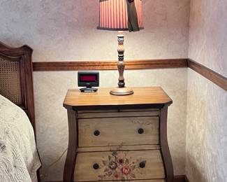 BOMBE NIGHTSTAND
