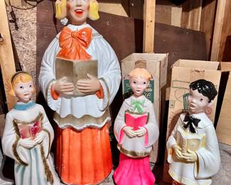VINTAGE BLOW MOLD CHRISTMAS CAROLERS