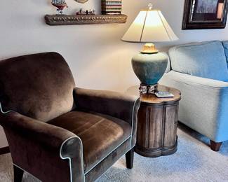 BROWN / LIGHT BLUE TRIM CHAIR