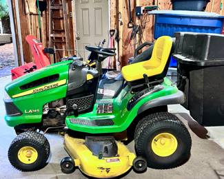 JOHN DEERE LA145 RIDING LAWN MOWER WITH LEAF / BAG ATTACHMENT SYSTEM