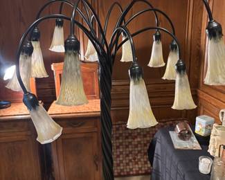 TIFFANY STYLE TULIP LAMP