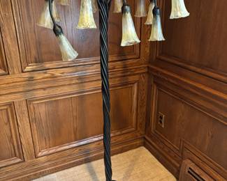 TIFFANY STYLE TULIP LAMP