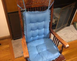 A GEORGE HUNZINGER 19TH CENTURY AMERICAN VICTORIAN ROCKING CHAIR HIGHLY CARVED AT THE TOP AND ROBE TWISTED SPINDLES