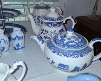 Blue willow teapots