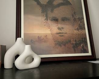 Decorative objects and art.