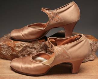 later 20s to early 30s peach satin evening pumps