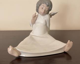 Lladro #4962 ‘Wondering Angel’ Porcelain Figurine