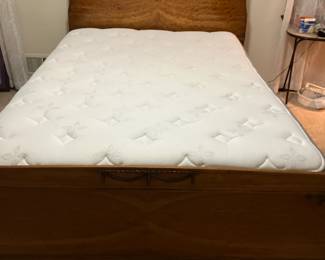 Full size bed w beautiful headboard and footboard