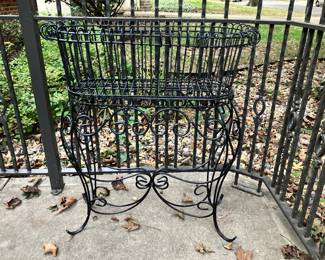 Iron plant stand w removable oval basket