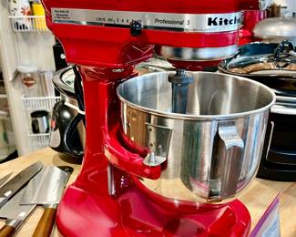 Red kitchen aid mixer.  LOTS OF GOOD MODERN KITCHEN APPLIANCES.