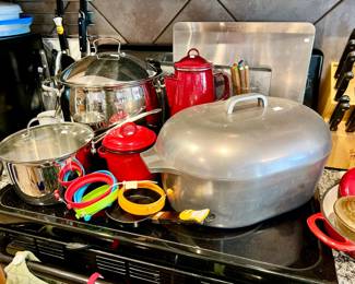 MAGNALITE ROASTER, POTS AND PANS.