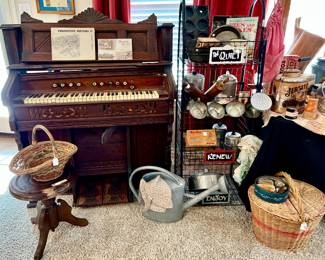 OLD ORGAN.  REPURPOSE!  THROW OLD KEYS IN A LARGE CANNISTER! PULL MUSIC STAND OFF FOR WALL DECOR.  SO MUCH YOU CAN DO.  PRICED FOR DEALERS!