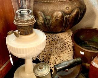 ANTIQUE ALADDIN LINCOLN DRAPE MILK GLASS OIL LAMP.