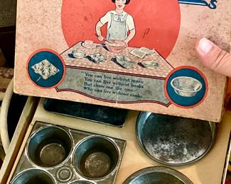 LOVE THIS JUVENILE BAKING SET FOR KIDS NEW OLD STOCK STILL IN BOX.