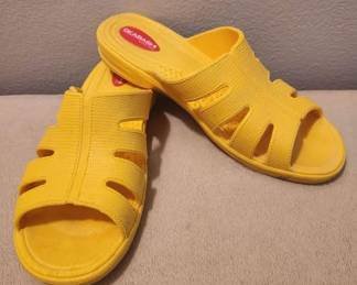 Okabashi Sunflower Yellow Slides Women's Medium