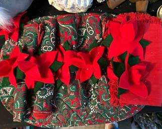 Vtg poinsettias placemats, napkins and napkin rings 