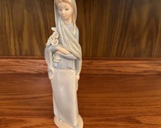 Lladro 4650 Girl with Flowers