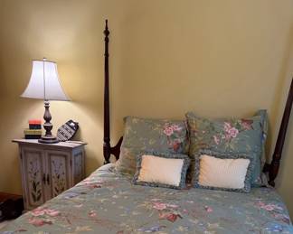 4 poster queen bed and pottery barn bedding