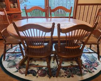 Sumptuous oak dining table with six chairs and an extra leaf for more space!