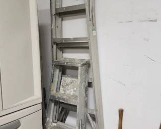 short and tall aluminum ladders